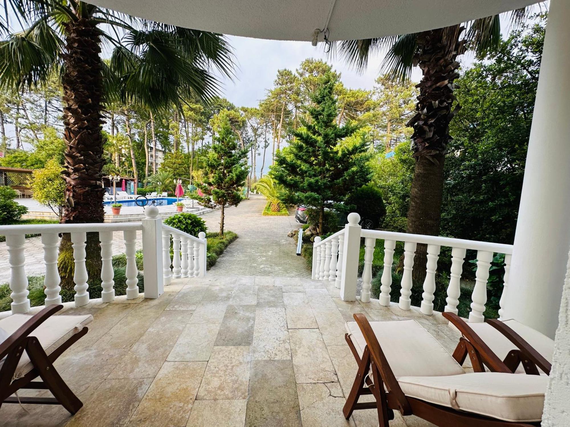 Claude Monet Beach Hotel Ureki Bagian luar foto