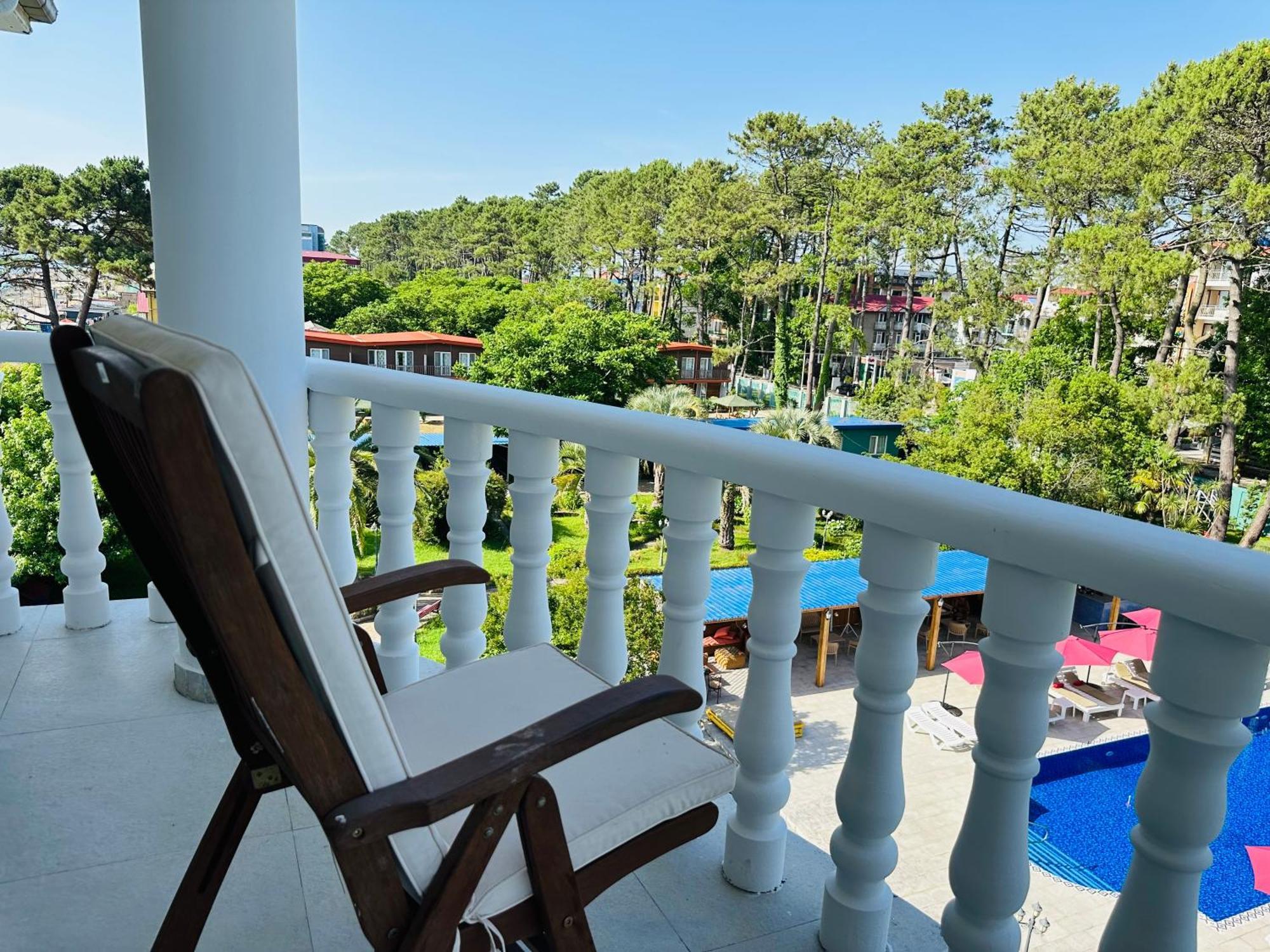 Claude Monet Beach Hotel Ureki Bagian luar foto