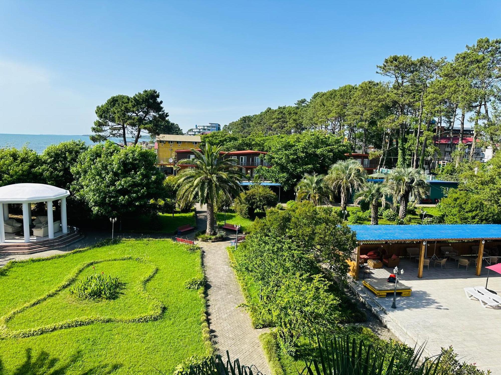 Claude Monet Beach Hotel Ureki Bagian luar foto