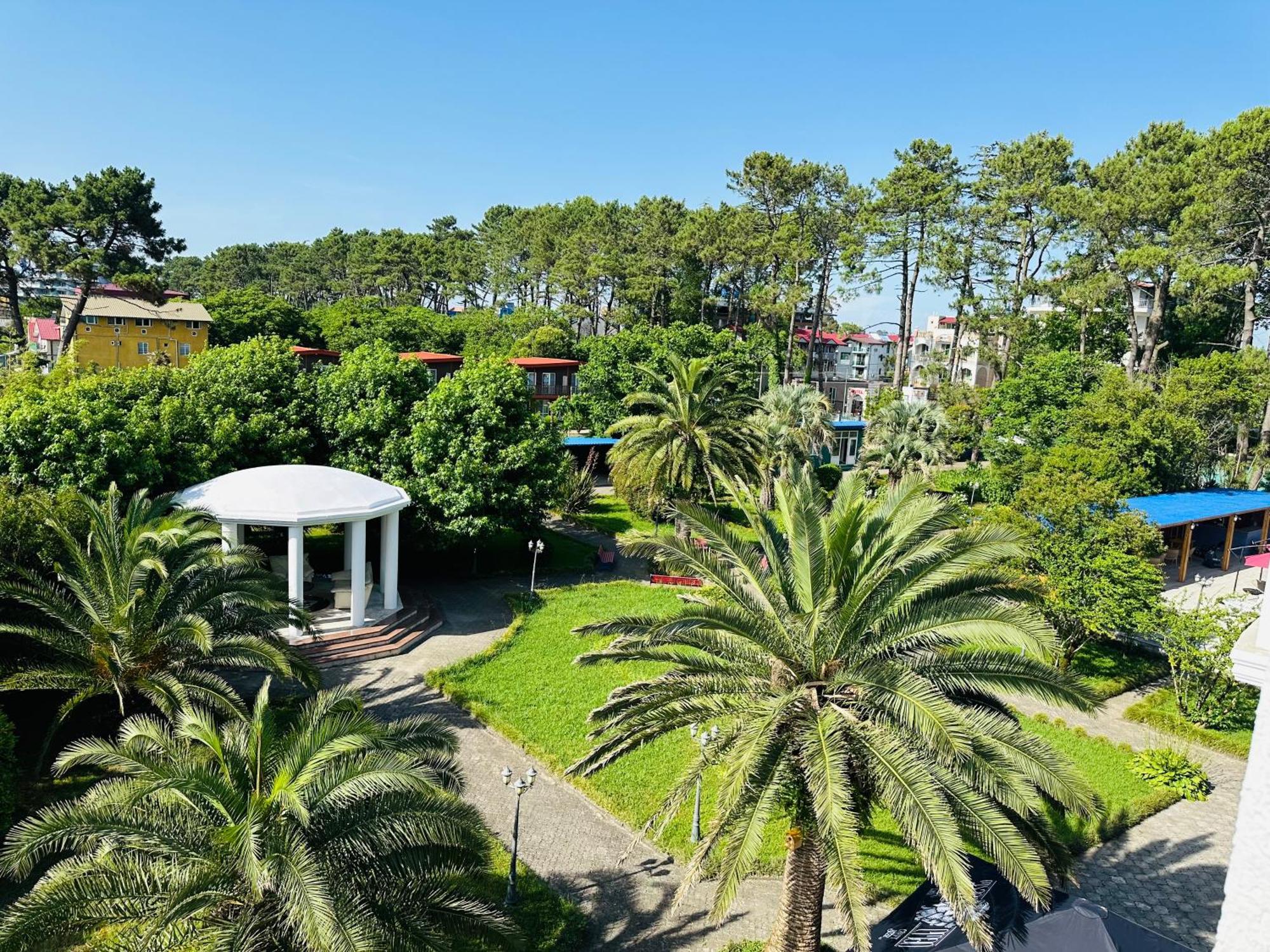 Claude Monet Beach Hotel Ureki Bagian luar foto