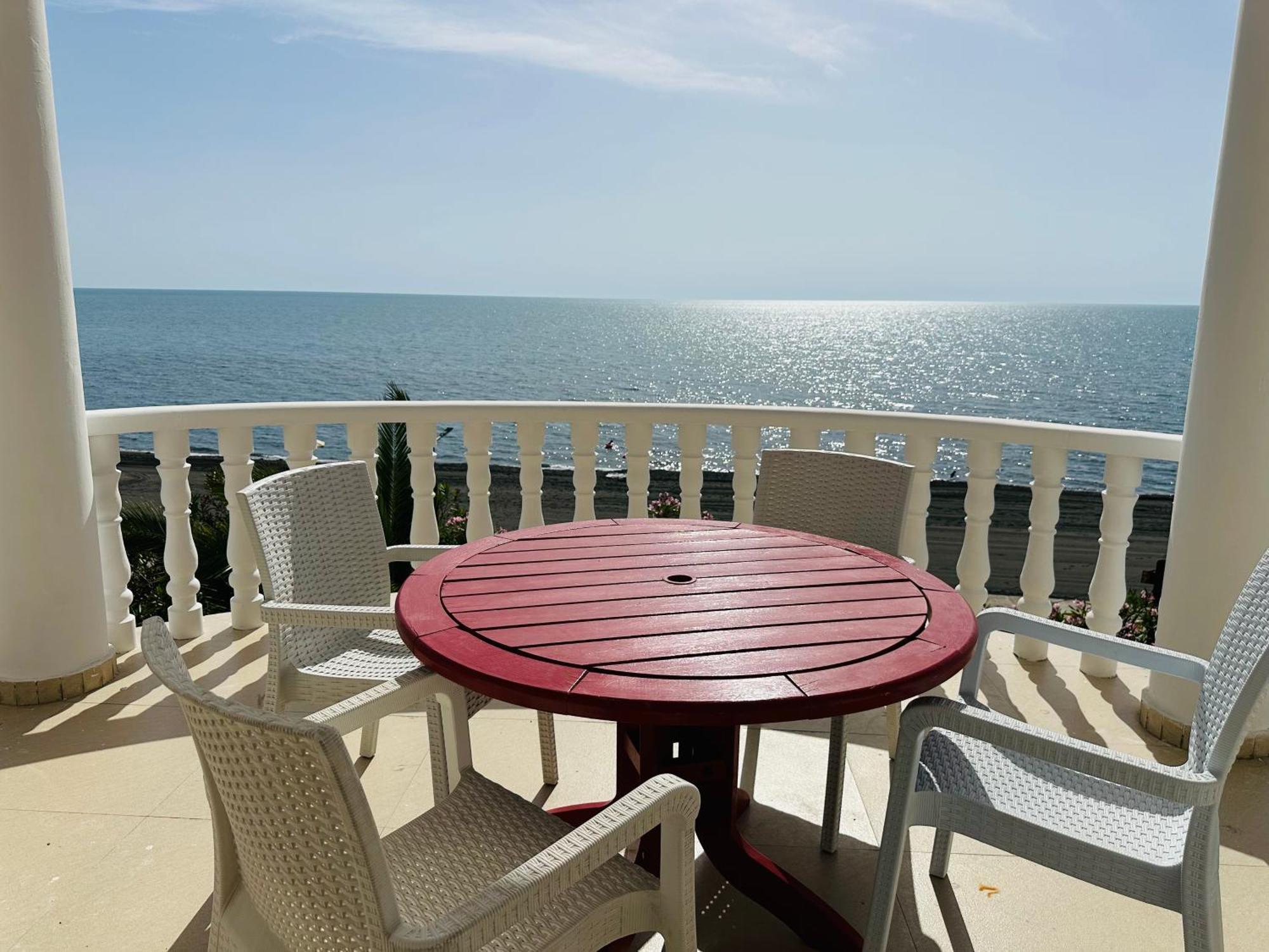 Claude Monet Beach Hotel Ureki Bagian luar foto