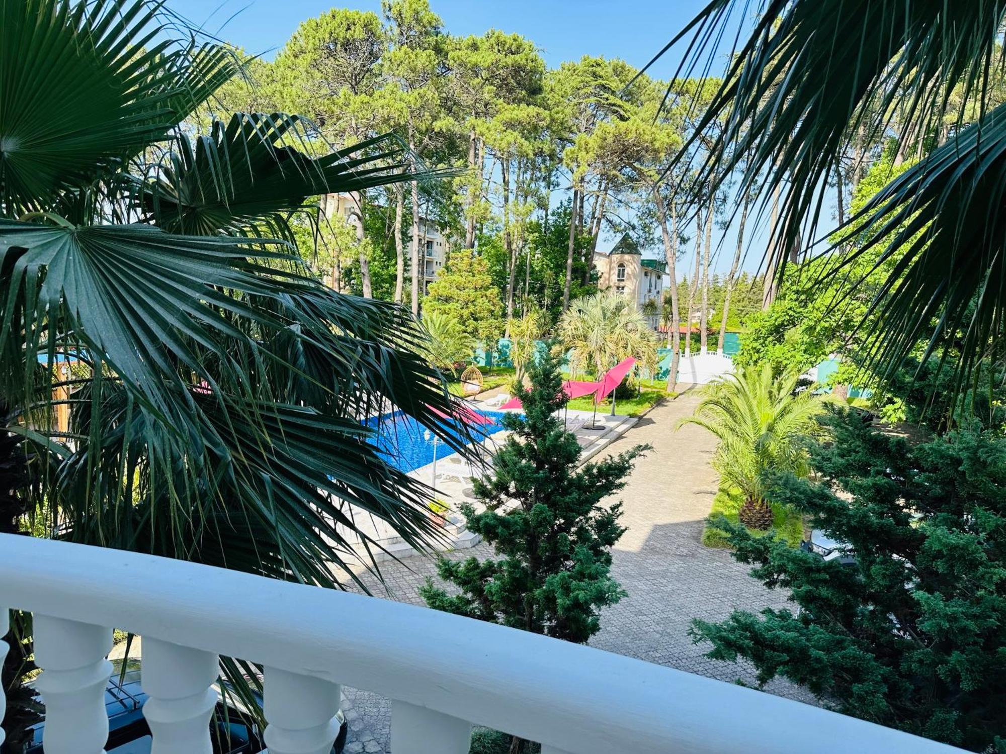 Claude Monet Beach Hotel Ureki Bagian luar foto