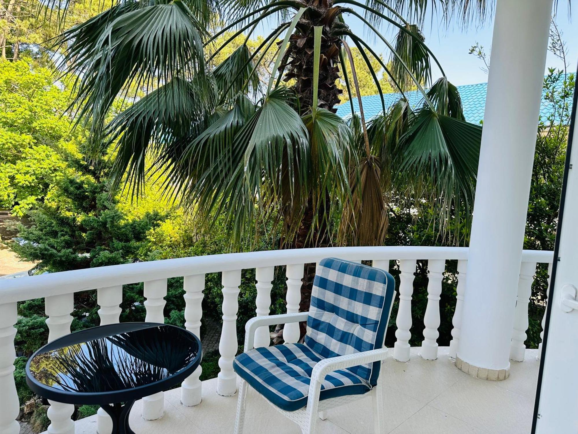 Claude Monet Beach Hotel Ureki Bagian luar foto