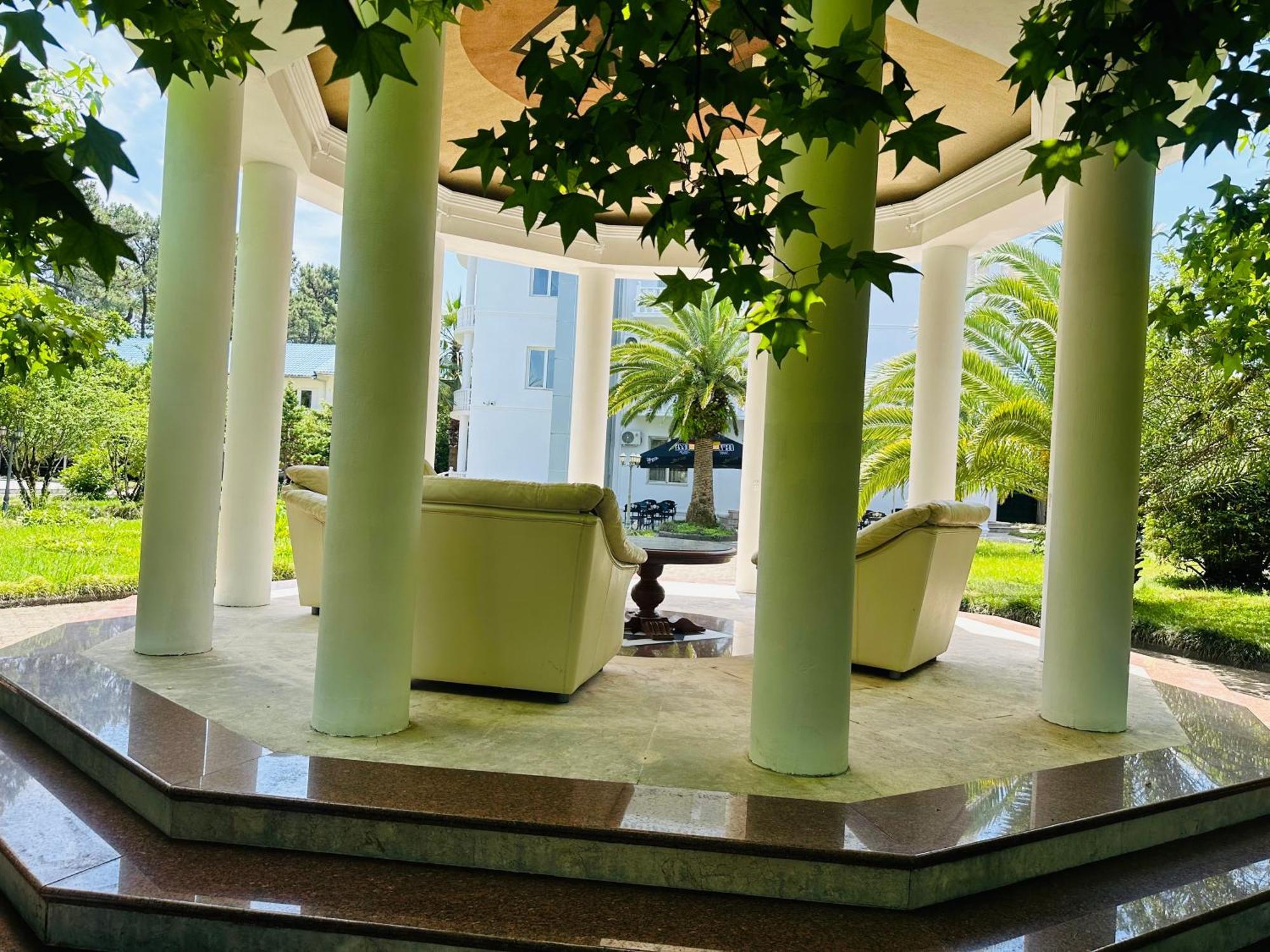Claude Monet Beach Hotel Ureki Bagian luar foto