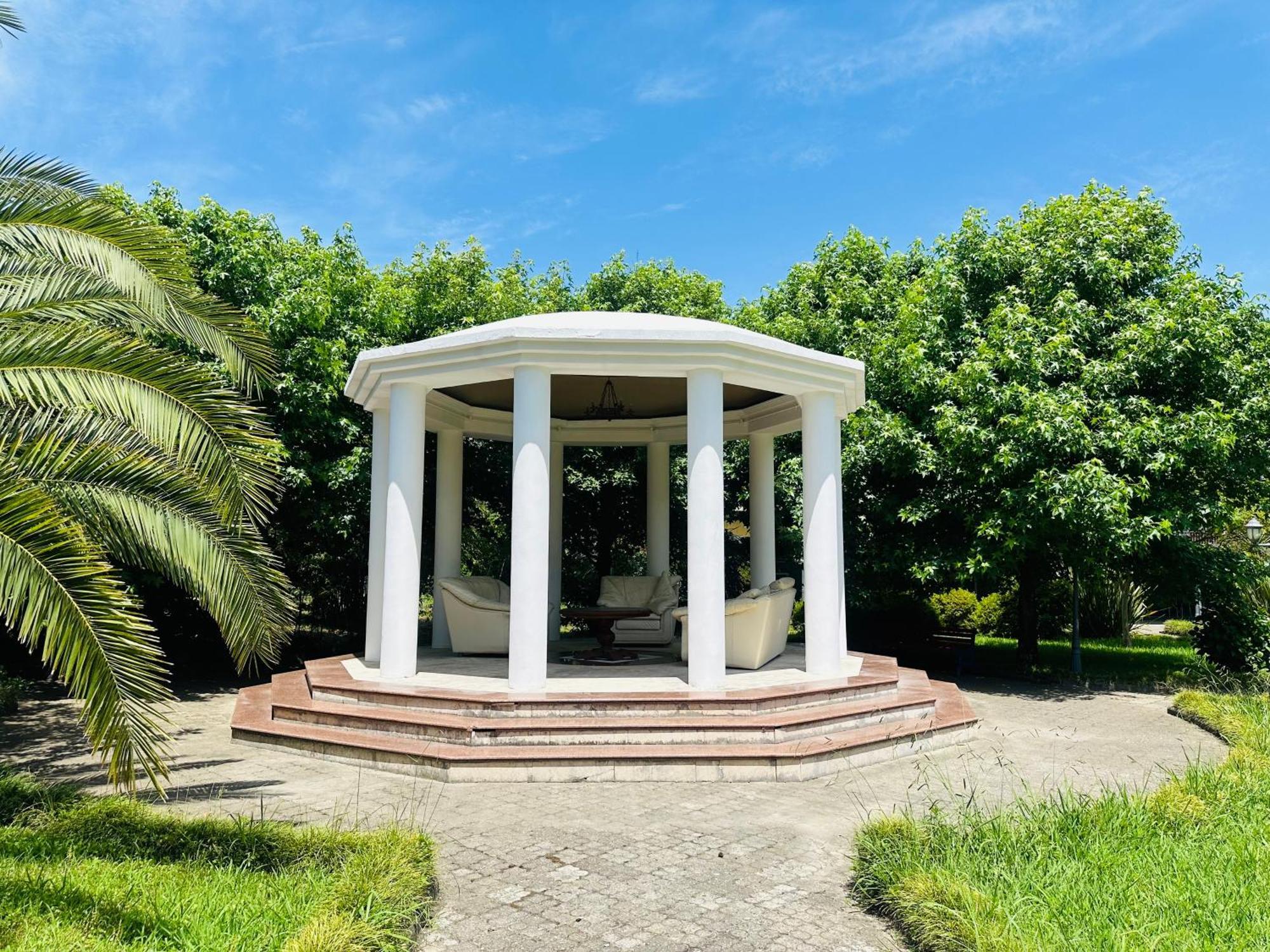 Claude Monet Beach Hotel Ureki Bagian luar foto