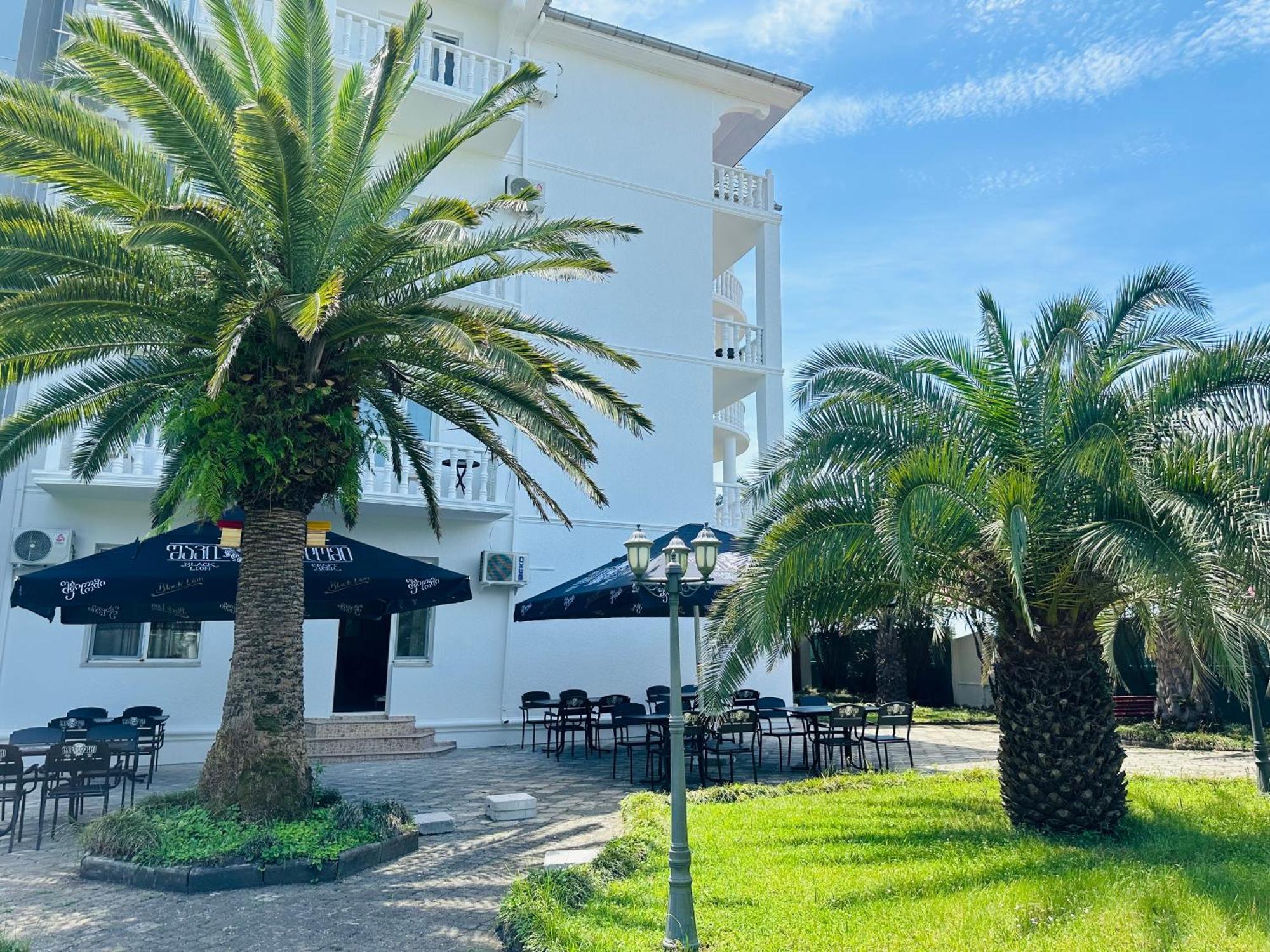 Claude Monet Beach Hotel Ureki Bagian luar foto