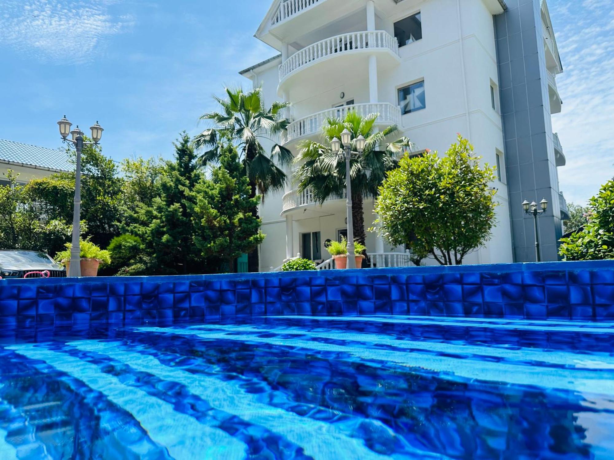 Claude Monet Beach Hotel Ureki Bagian luar foto