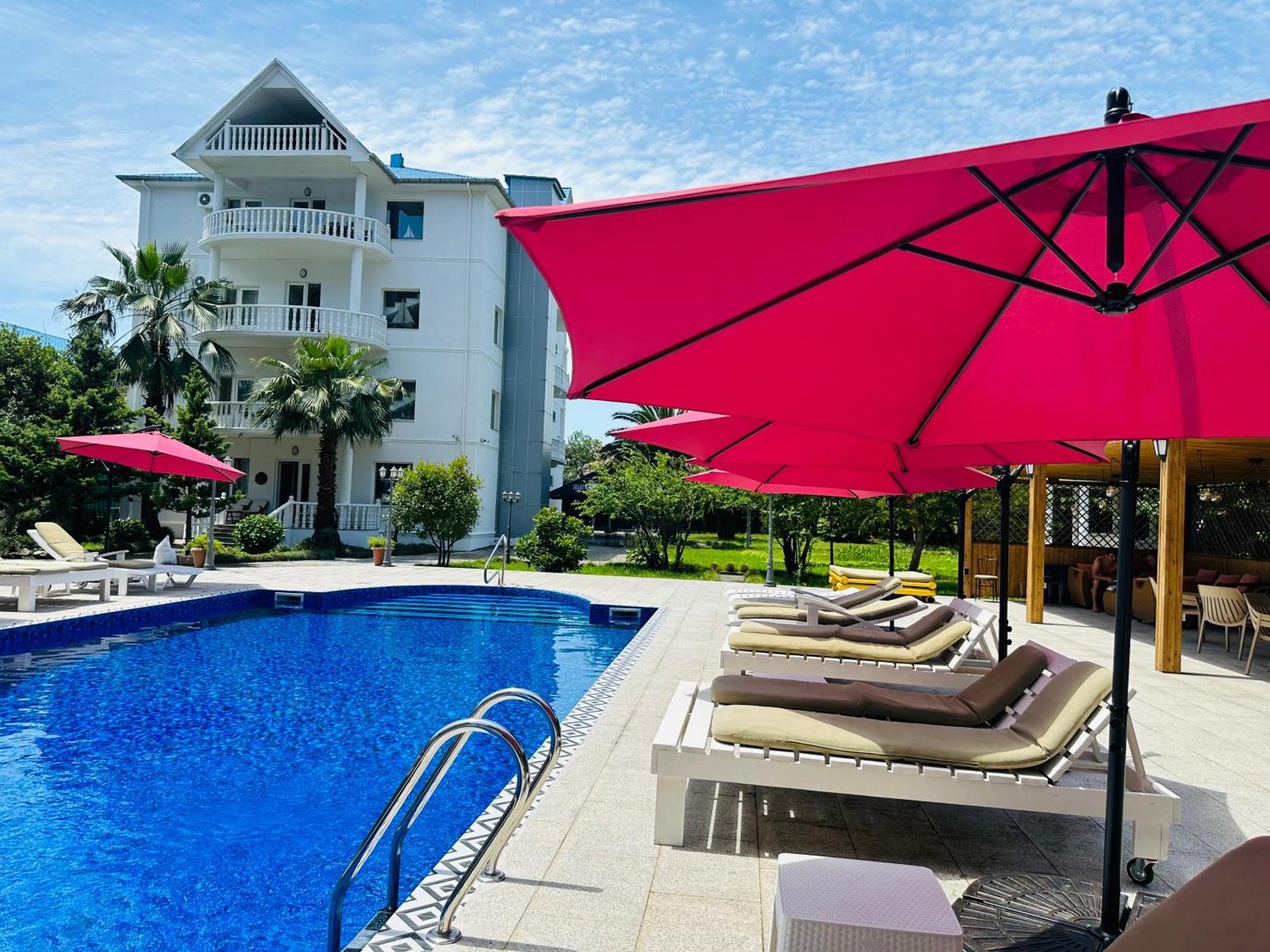Claude Monet Beach Hotel Ureki Bagian luar foto