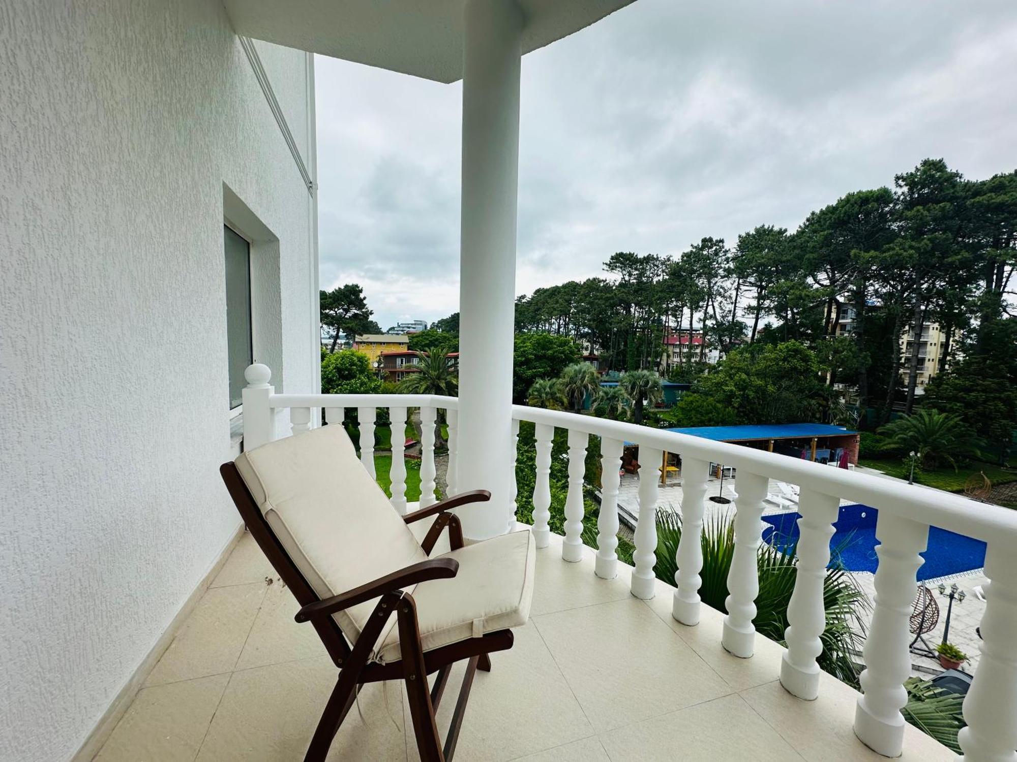 Claude Monet Beach Hotel Ureki Bagian luar foto