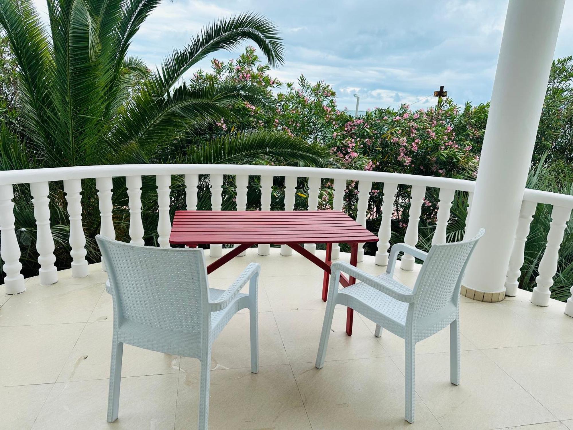 Claude Monet Beach Hotel Ureki Bagian luar foto