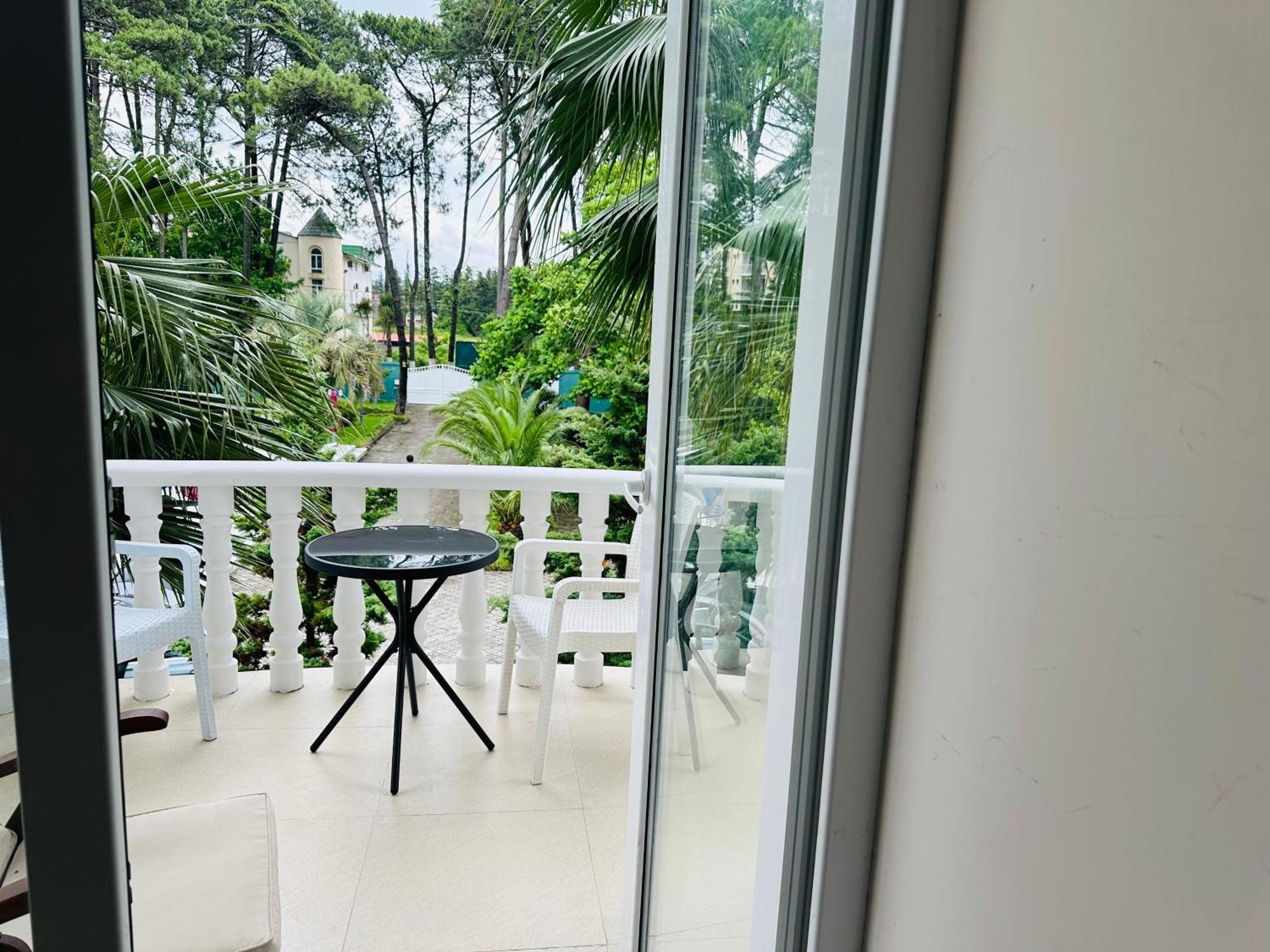 Claude Monet Beach Hotel Ureki Bagian luar foto