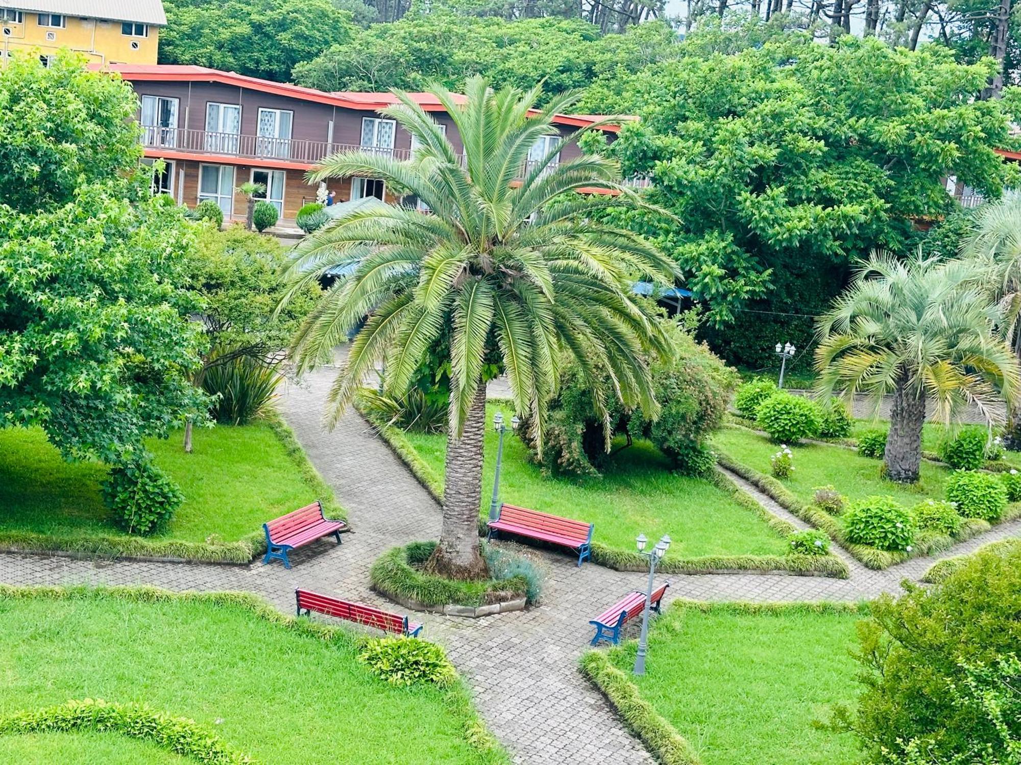 Claude Monet Beach Hotel Ureki Bagian luar foto