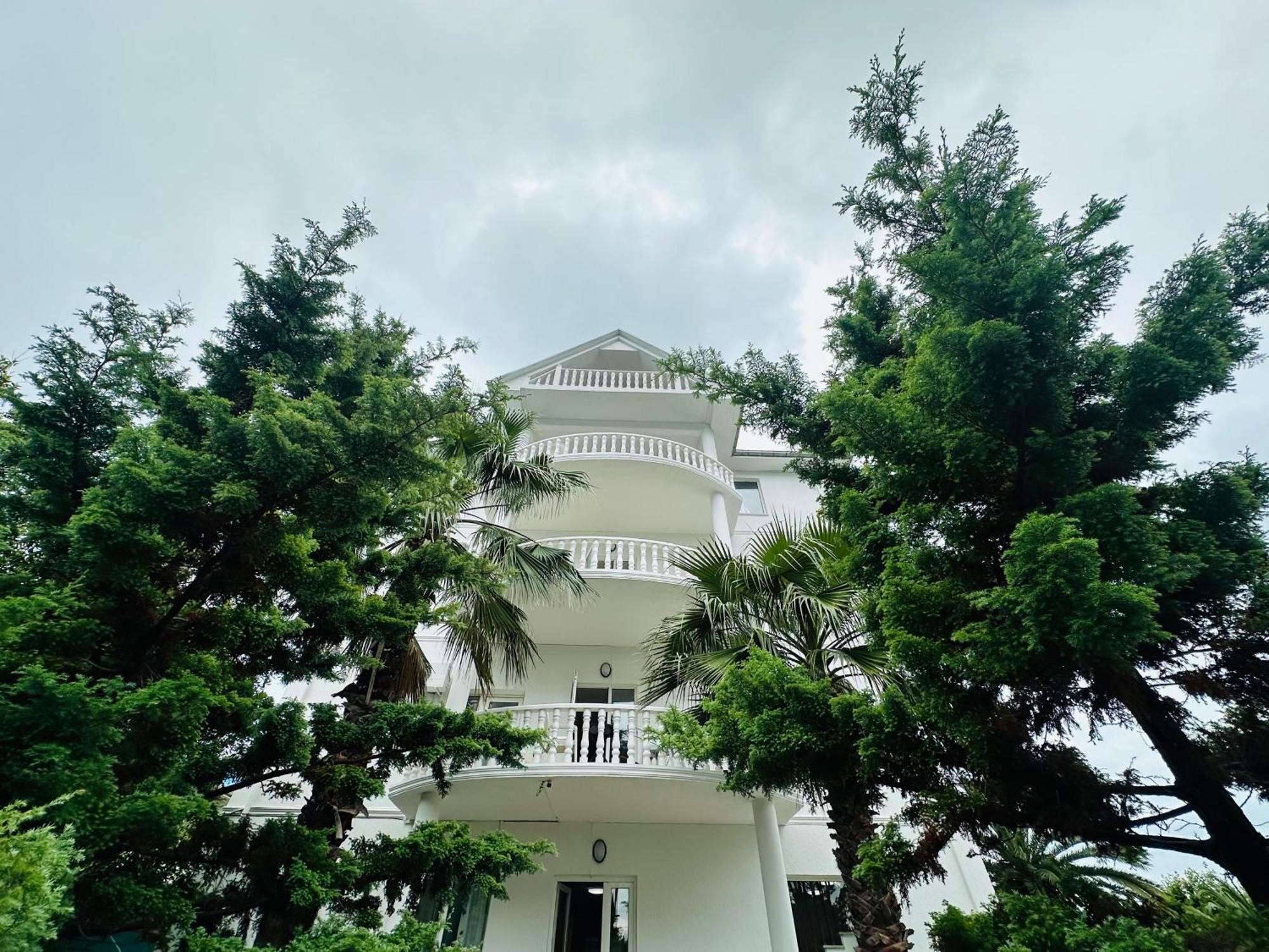 Claude Monet Beach Hotel Ureki Bagian luar foto